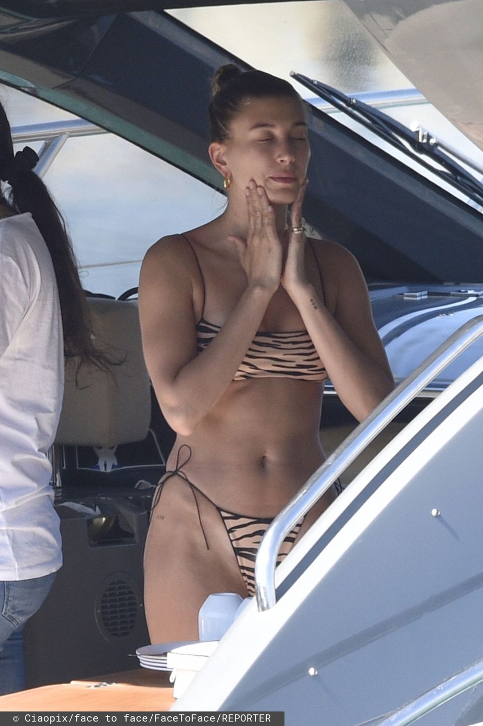 Hailey Bieber na jachcie