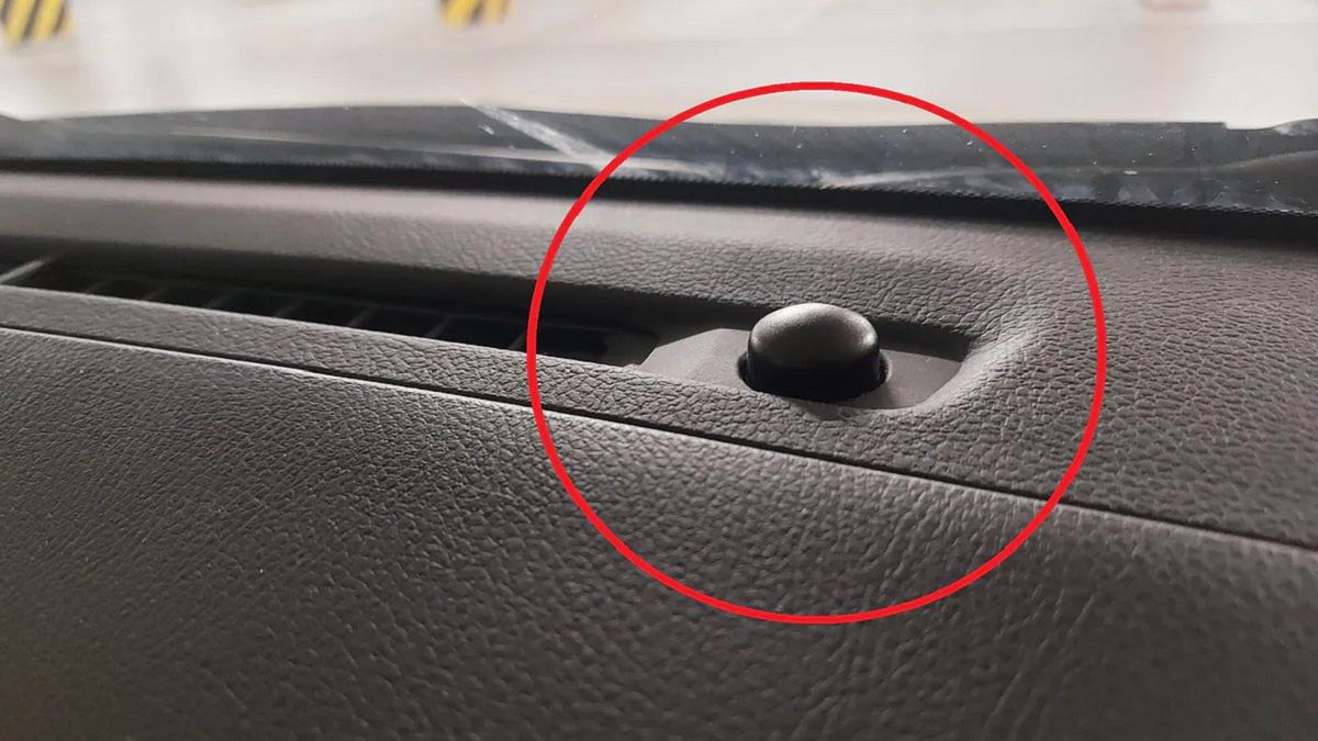 Tajemniczy plastik na desce rozdzielczej