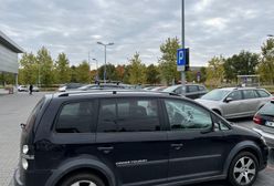 Kary za parkowanie przed sklepem. Płacić? Prawnik wyjaśnia