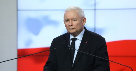 Kaczyński chwali się znajomością angielskiego. Cytuje tytuł piosenki