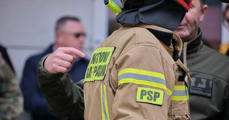 Policjanci pomogli ugasić palący się samochód. Właściciel może mówić o szczęściu