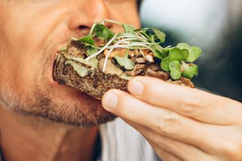 Zmniejsza ryzyko udaru, wspiera kości. Sięgnij po produkty bogate w potas