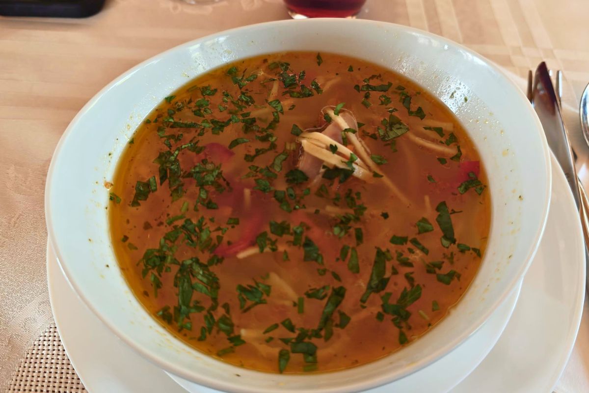 Zeama z domowym makaronem, lubczykiem i pietruszką