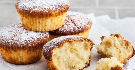 Szybkie muffinki serowe na Dzień Babci. Wymieszaj składniki, wstaw do piekarnika, zanieś babci na słodki poczęstunek