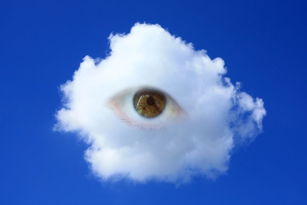 Zdjęcie eye in clouds pochodzi z serwisu Shutterstock