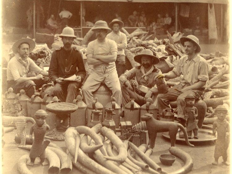 Europejczycy wśród artefaktów z Beninu w dzisiejszej Nigerii