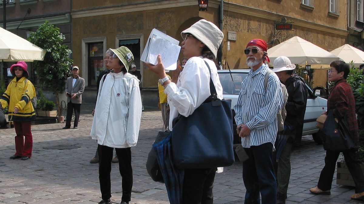 Turyści z Japonii zwiedzają Polskę. Są obecni m.in. w Toruniu