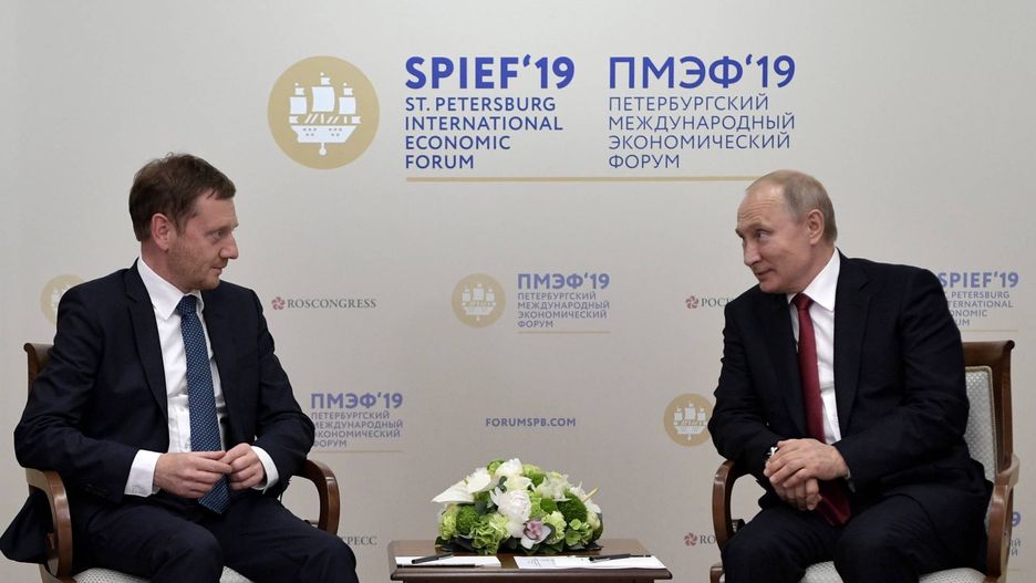 Premier Saksonii Michael Kretschmer i Władimir Putin podczas forum gospodarczego w Petersburgu w 2019 r.