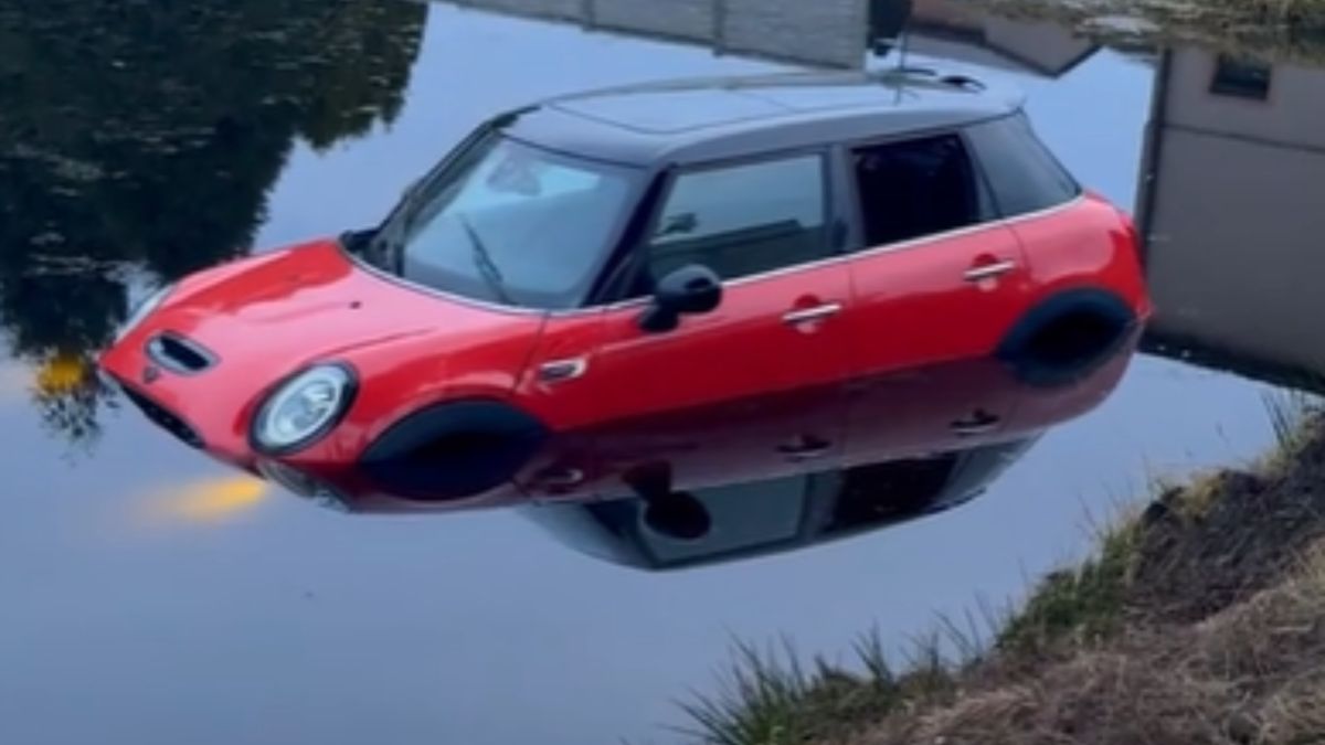 Mini wylądowało w wodzie.