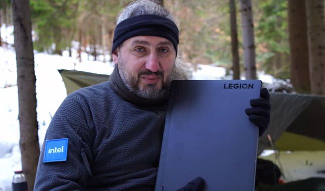 Laptop z procesorem Intela pozwolił Kostkowi montować film w terenie.