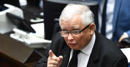 "Kaczyński zmusi Polaków do szczepień? Nieoficjalne doniesienia"