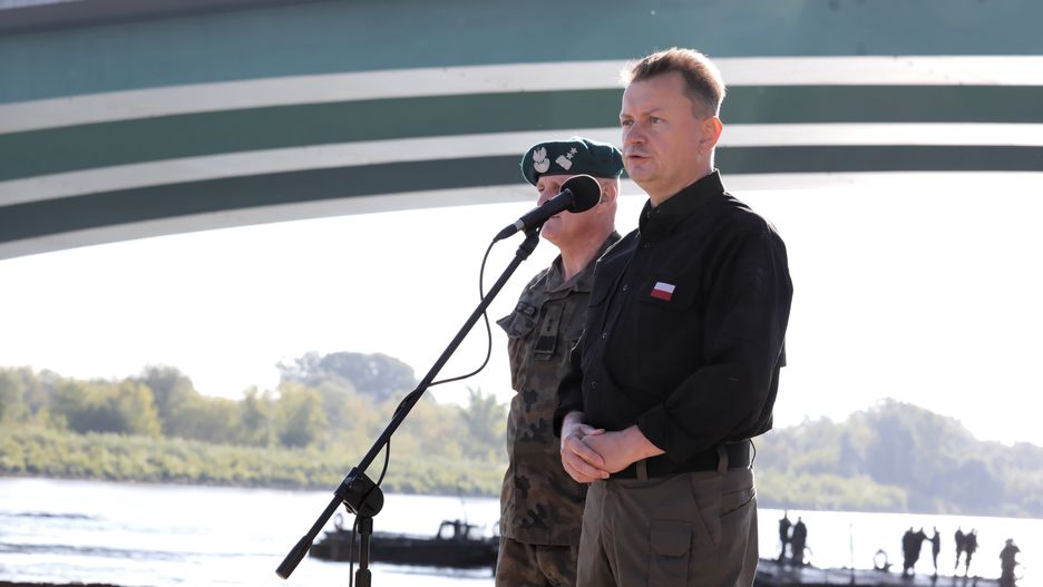 Warszawa. Szef MON mówił m.in. o kosztach budowy mostu pontonowego