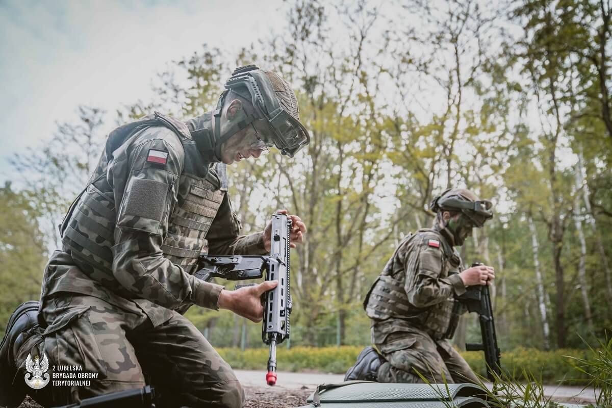 Kursant szkolący się w ramach szkolenia wojskowego | fot. WOT