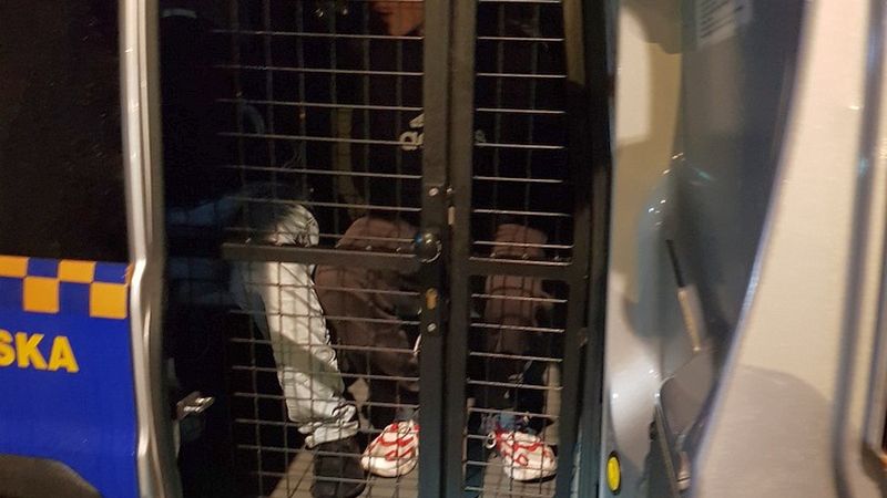 Warszawa. Dwóch mężczyzn zatrzymanych za niszczenie plakatu