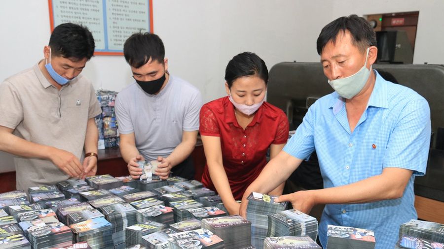 Koreańczycy z Północy przygotowują ulotki przeciw polityce Seulu.