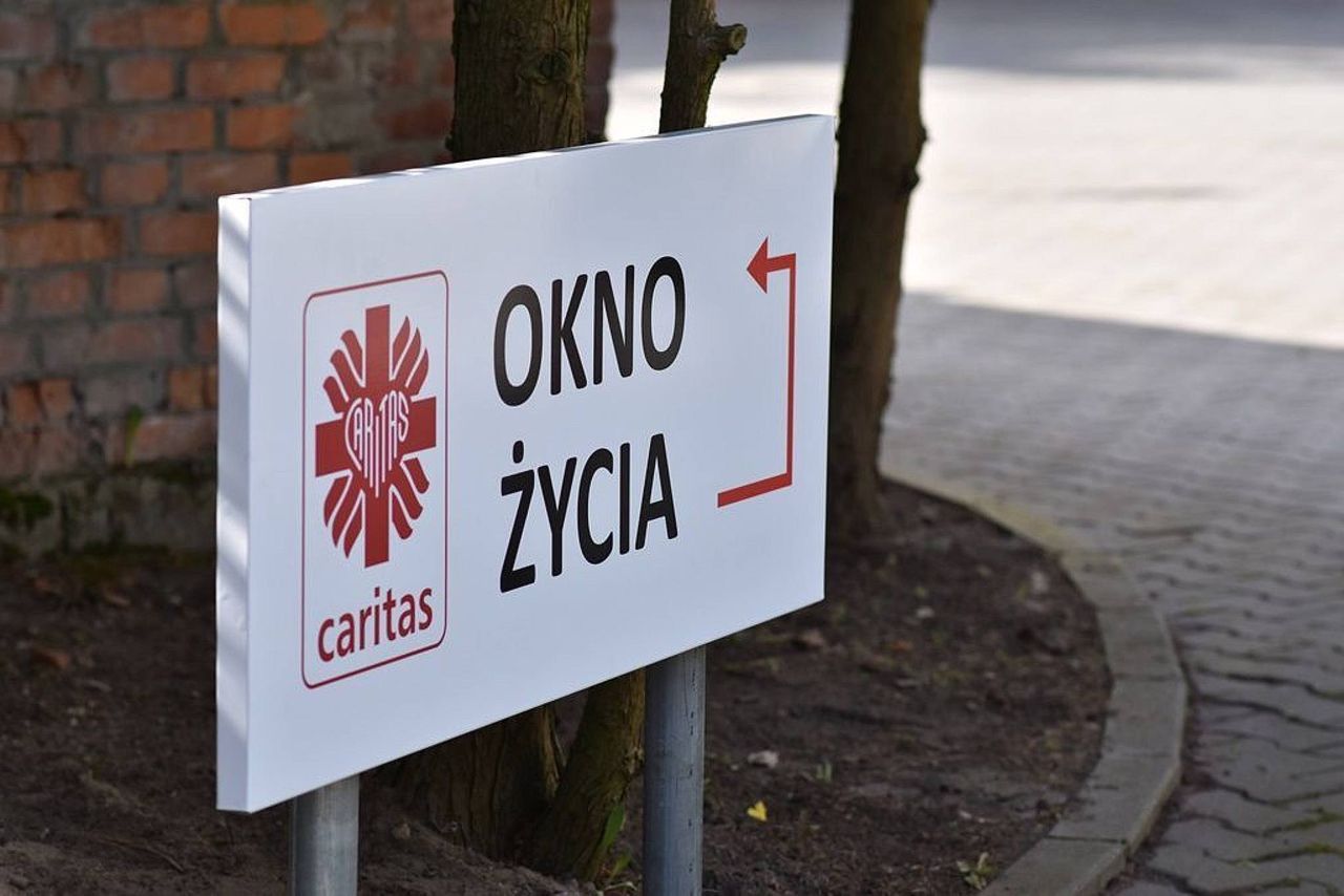 Alarm w oknie życia w Toruniu. Znaleziono dziewczynkę