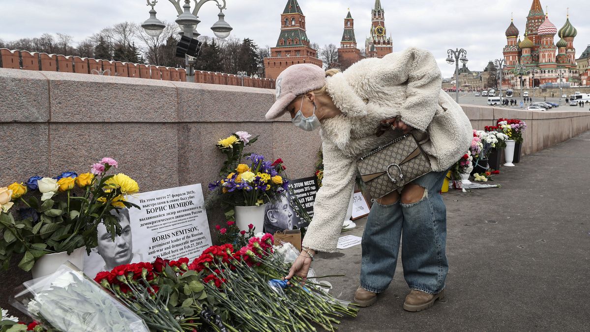 epa09788556 A woman lays flowers at the site where Russian opposition politician Boris Nemtsov died during an event marking the 7th anniversary of his assassination, in Moscow, Russia, 27 February 2022. Nemtsov was killed on 27 February 2015 by suspected Chechen hitmen on a bridge in front of the Kremlin.  EPA/MAXIM SHIPENKOV Dostawca: PAP/EPA.