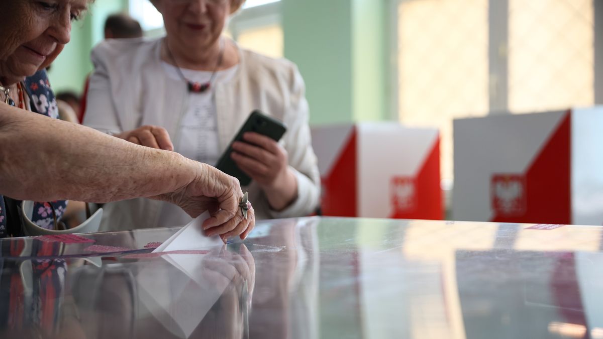 g�osowanie w lokalu wyborczym w Warszawie
Warszawa, 01.06.2025. Wybory prezydenta RP - II tura. G�osowanie w lokalu wyborczym w Warszawie, 1 bm. Trwa g�osowanie w II turze wybor�w prezydenta RP. Do jego zako�czenia obowi�zuje cisza wyborcza. (mr) PAP/Leszek Szyma�ski
Leszek Szyma�ski
g�os, g�osowa�, g�osowanie, I tura, II, II tura, kobieta, lokal wyborczy, prezydenckie, prezydenta rp, senior, seniorka, seniorki, starsza, urna, wybory