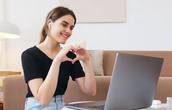 Niewyłączone mikrofony przeszkadzają 66 proc. uczestnikom spotkań online