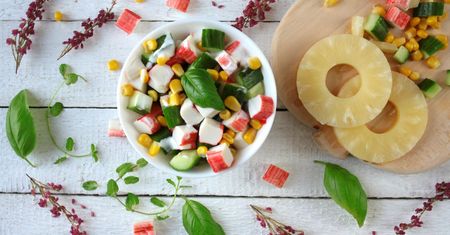 Sałatka z paluszkami krabowymi (surimi) – wartości odżywcze i pomysły