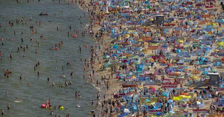Wakacje 2020. Tłumy turystów na plaży we Władysławowie