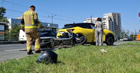Wypadek na ul. Rokicińskiej w Łodzi. Nissan zderzył się z motocyklem. 1 osoba została ranna