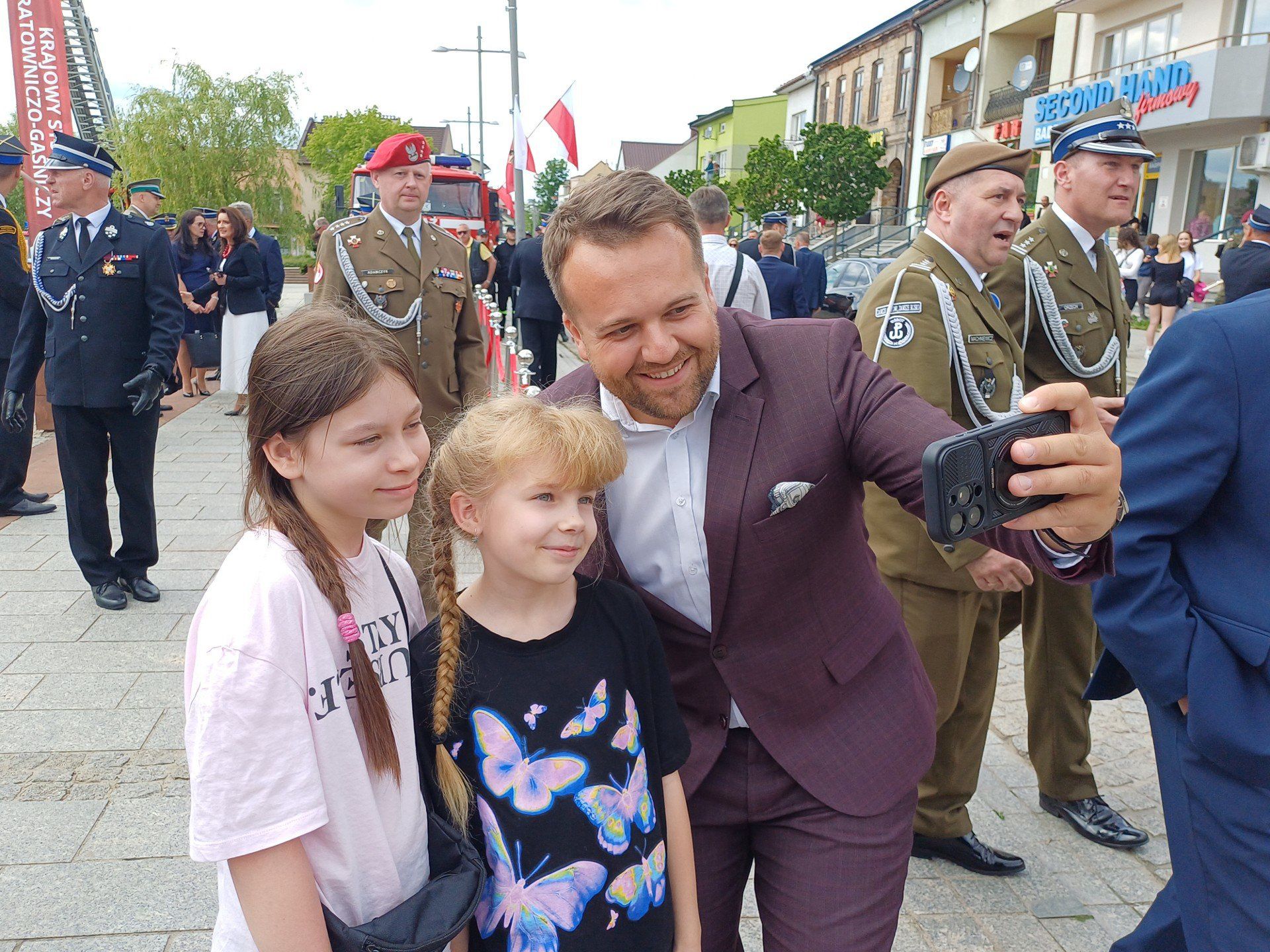 Prezydent Starachowic Marek Materek fotografował się z młodymi mieszkańcami.