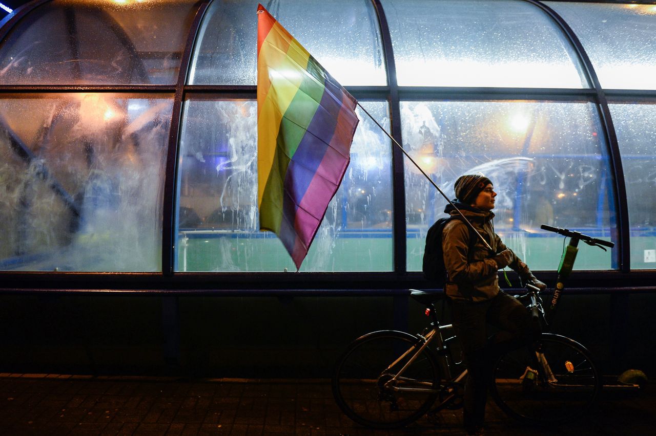 Około 300 osób manifestuje w Brukseli. Chodzi o LGBT