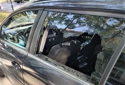 Wrocław. Zatrzaśnięta 3-latka w samochodzie. Policja musiała wybić szybę