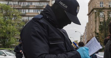 Koronawirus. Prawo jest niejasne. Sądy uchylają mandaty