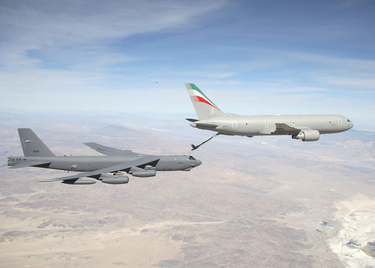 Włoski tankowiec KC-767 tankuje B-52