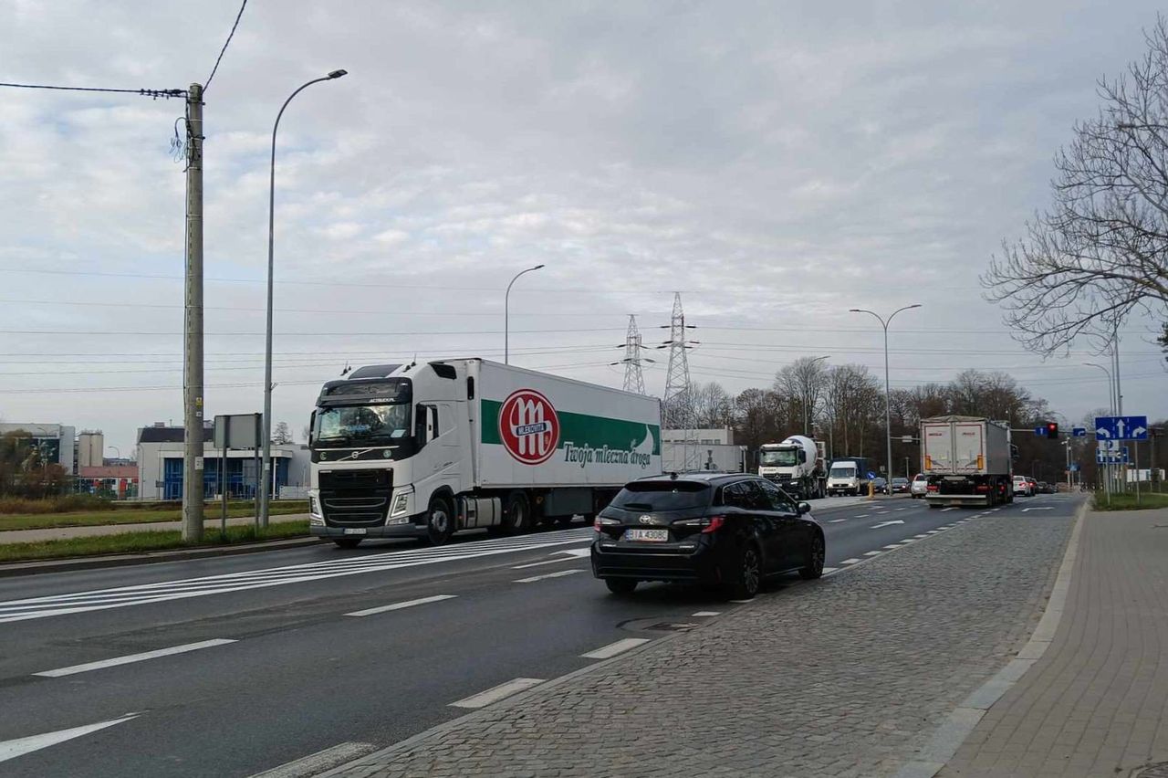 Białystok: Drogowa rewolucja na Dojlidach. Trwa malowanie pasów, później ustawianie znaków i pożegnanie z tranzytem