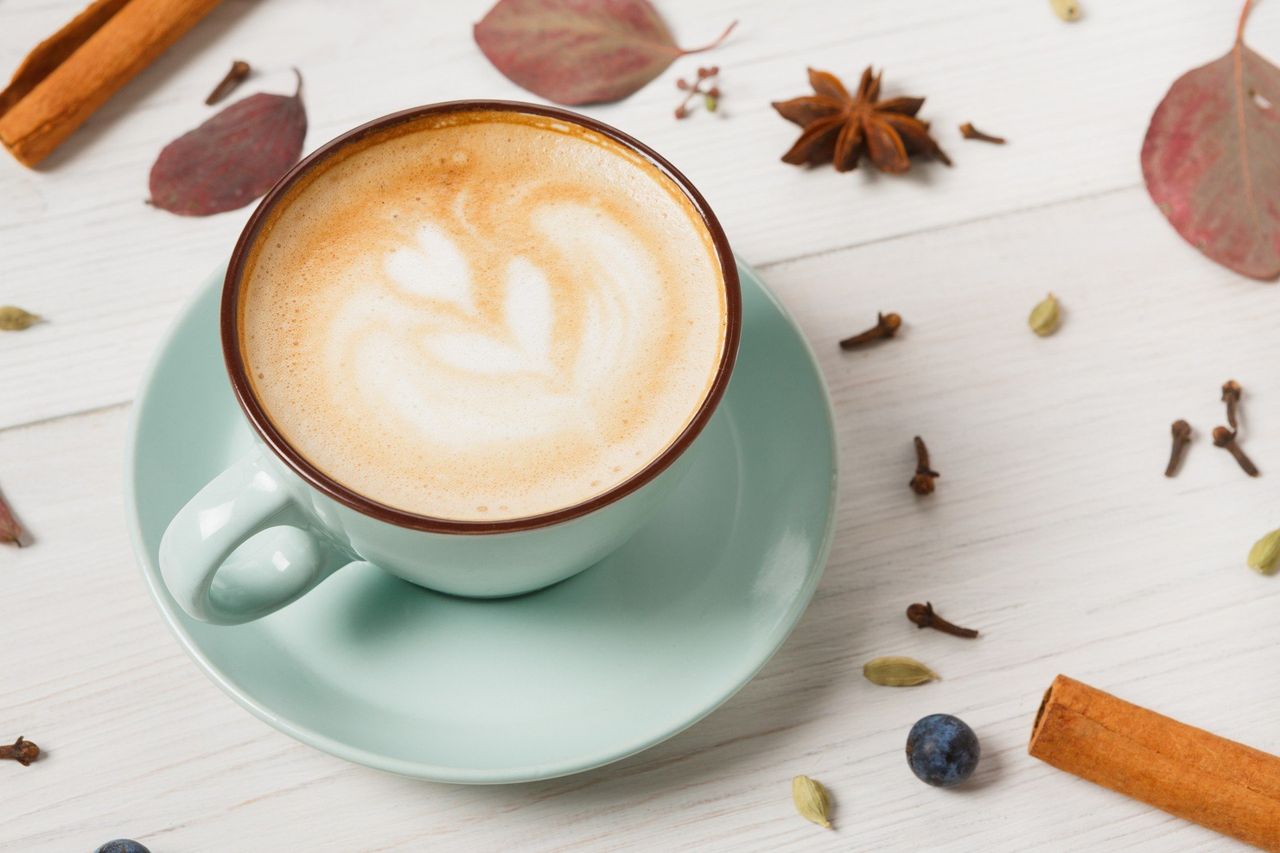 Dodaj kilka do kawy. Pomoże na przeziębienie i trawienie. Zadziała przeciwbólowo i odkażająco