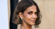 59-letnia Halle Berry olśniewa w skąpym bikini. Fani pieją z zachwytu: "Modlę się, żeby wyglądać tak dobrze"