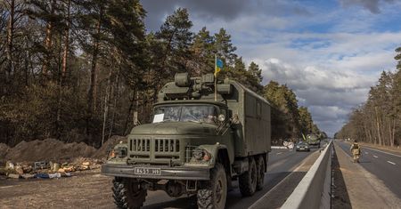 Rosja ściągnie posiłki na Ukrainę? "Są tańsi. Trumien nie widać"