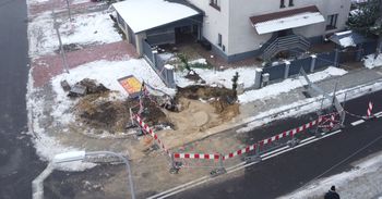 Olkusz: Zapadlisko przy domu jest już częściowo zasypane. Służby cały czas pracują na miejscu. Tak obecnie wygląda szkoda