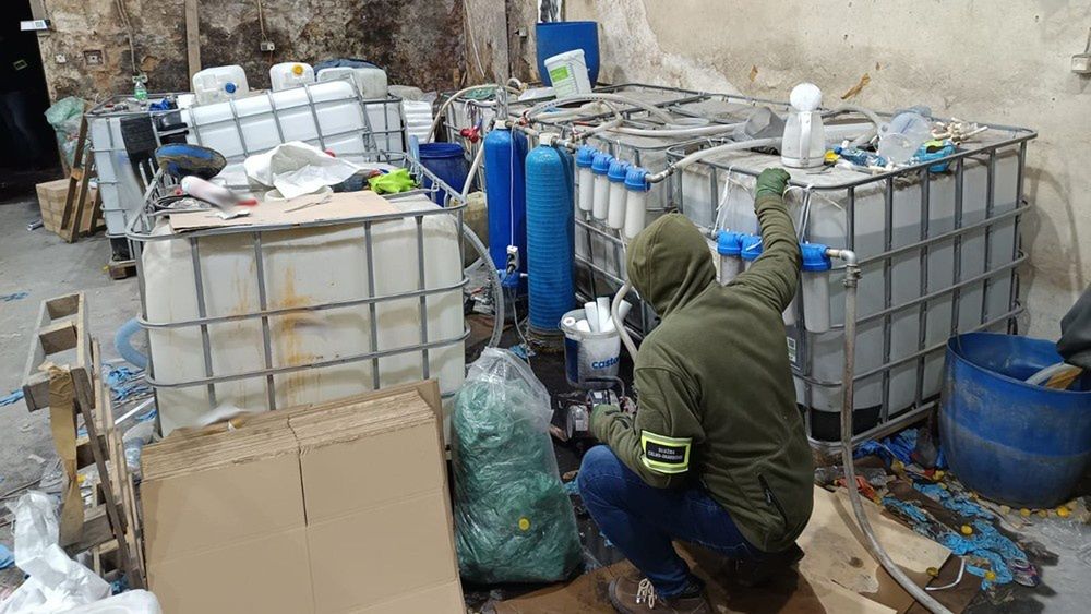 Szajka od "spirytusu widmo" rozbita. Ponad 62 tysiące litrów trefnego alkoholu w rękach służb