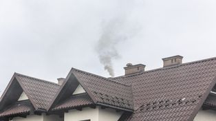 Spalanie śmieci i kopciuchy poza kontrolą. „Tylko trzy osoby na sto zostają złapane”