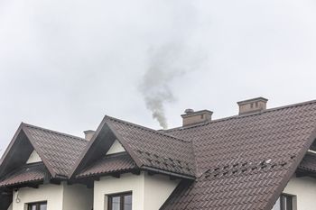 Spalanie śmieci i kopciuchy poza kontrolą. „Tylko trzy osoby na sto zostają złapane”