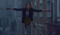 Filmowy spacer reklamuje Orange Love z telewizją 4K (wideo)