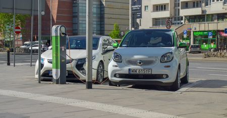 Kuriozum z naklejkami na samochody. Ministerstwa umywają ręce, cierpią kierowcy