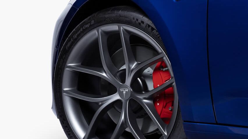 Lekkie koła ze sportowymi oponami to najważniejszy element pakietu.