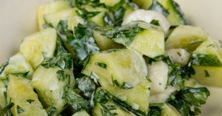 Mizerię robię inaczej niż wszyscy. Jest przyjemnie chrupiąca i bardziej aromatyczna