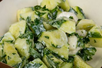 Mizerię robię inaczej niż wszyscy. Jest przyjemnie chrupiąca i bardziej aromatyczna