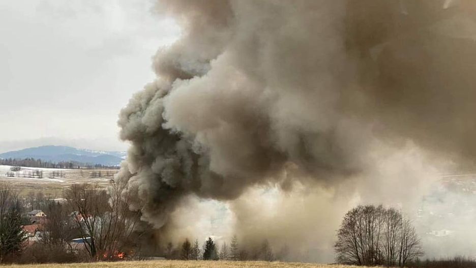 Śląskie. W Żabnicy płonęła hala przy tartaku.