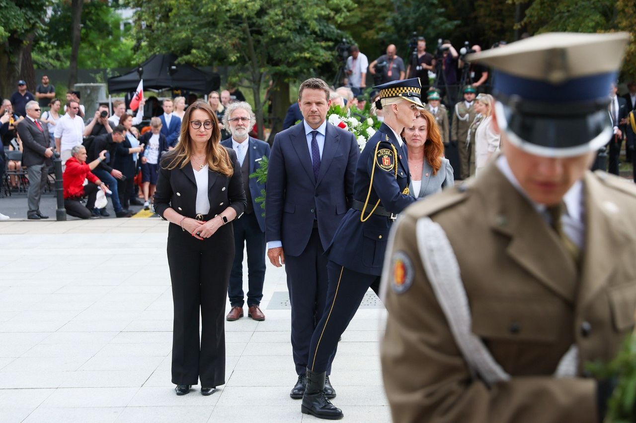 Warszawa: Tysiące mieszkańców upamiętniło Powstanie Warszawskie. Godzina "W" w stolicy