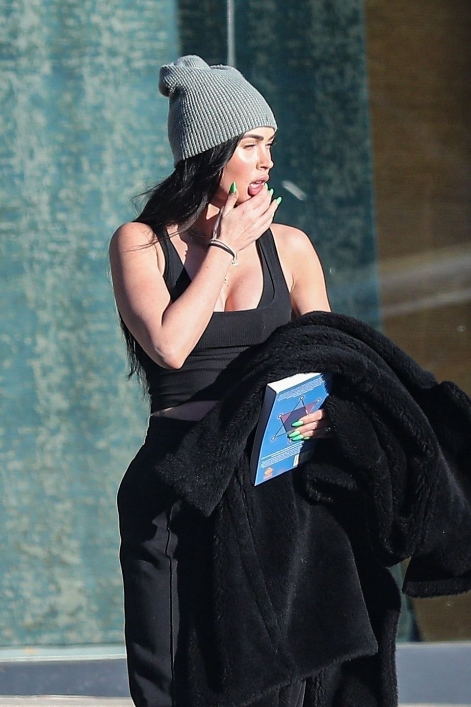 Megan Fox dotyka się za spuchnięte usta