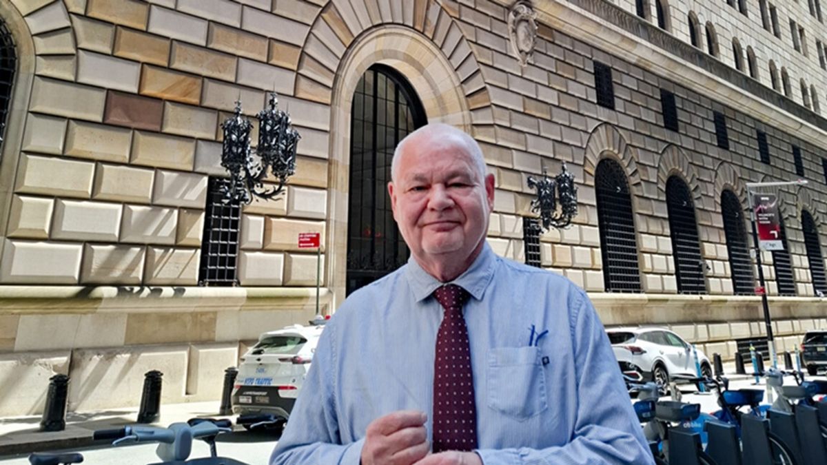 Adam Glapiński przed gmachem Banku Rezerwy Federalnej w Nowym Jorku, gdzie przechowywane jest polskie złoto