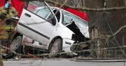 Tragiczny wypadek pod Warszawą. Autem wjechali w drzewo. Dwie osoby zginęły