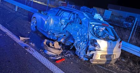 W stojącego na ekspresówce renaulta wjechał kierowca auta dostawczego. O mało nie doszło do tragedii